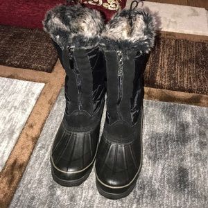 Khombu women black fur boot. Size 10M